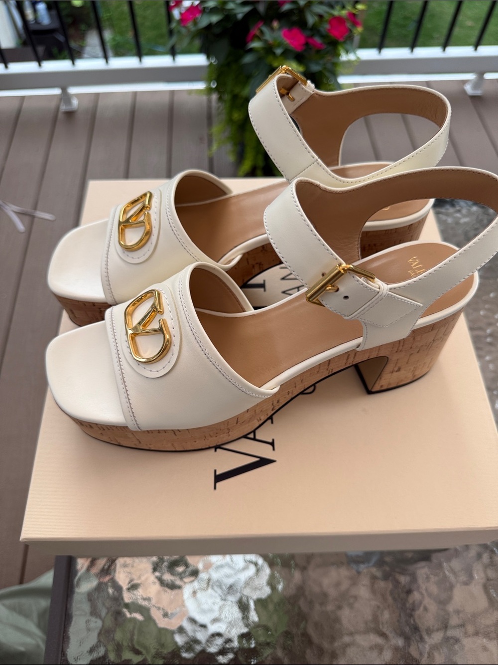 Valentino Garavani White Leather Logo Slingback Sandals with Gold Hardware - Picture 2 of 5